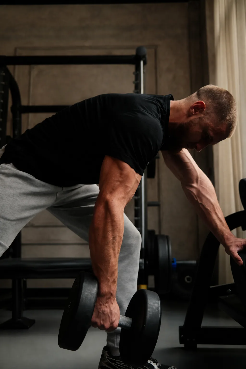 Luka performing a one-arm dumbbell row with a controlled grip